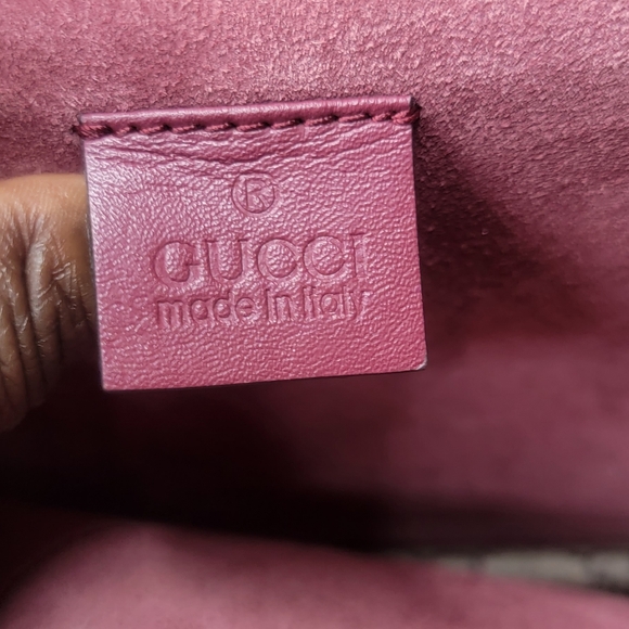 Beautiful pre-owned authentic Gucci shoulder bag. - Picture 3 of 16